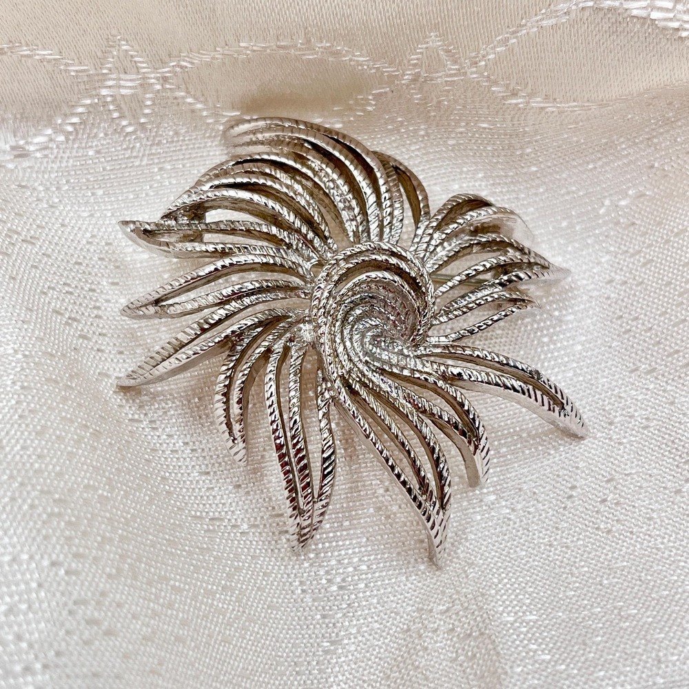 Vintage Signed Monet Silver Tone Flower Pinwheel Brooch